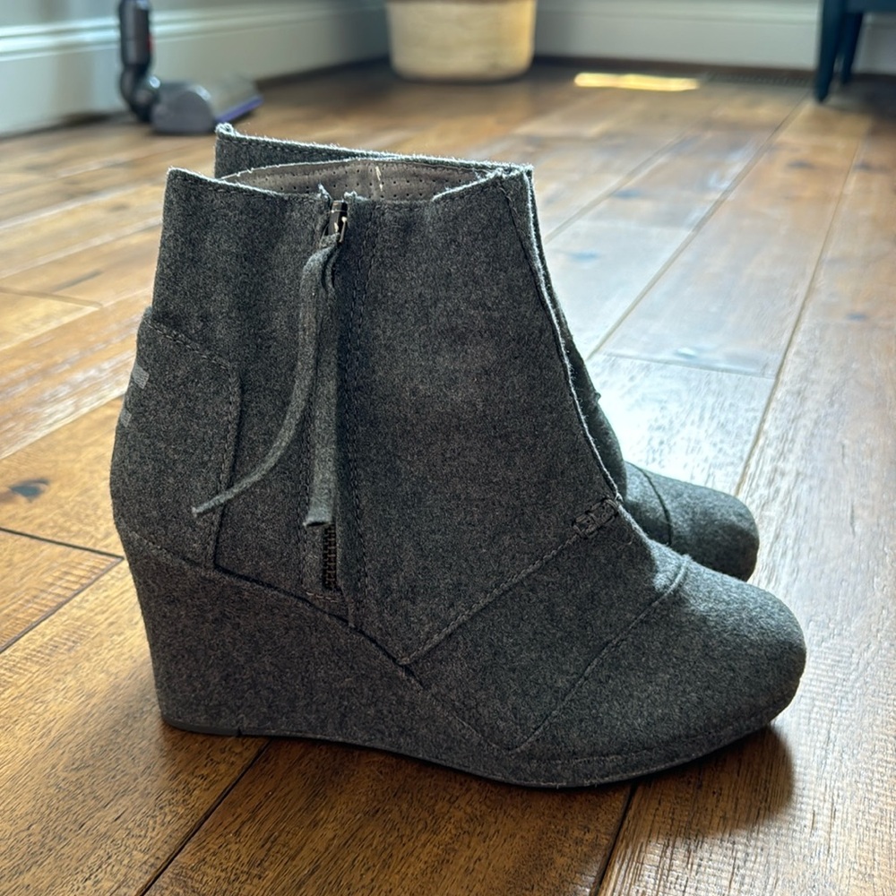 Great condition Tom’s wedges sz 8